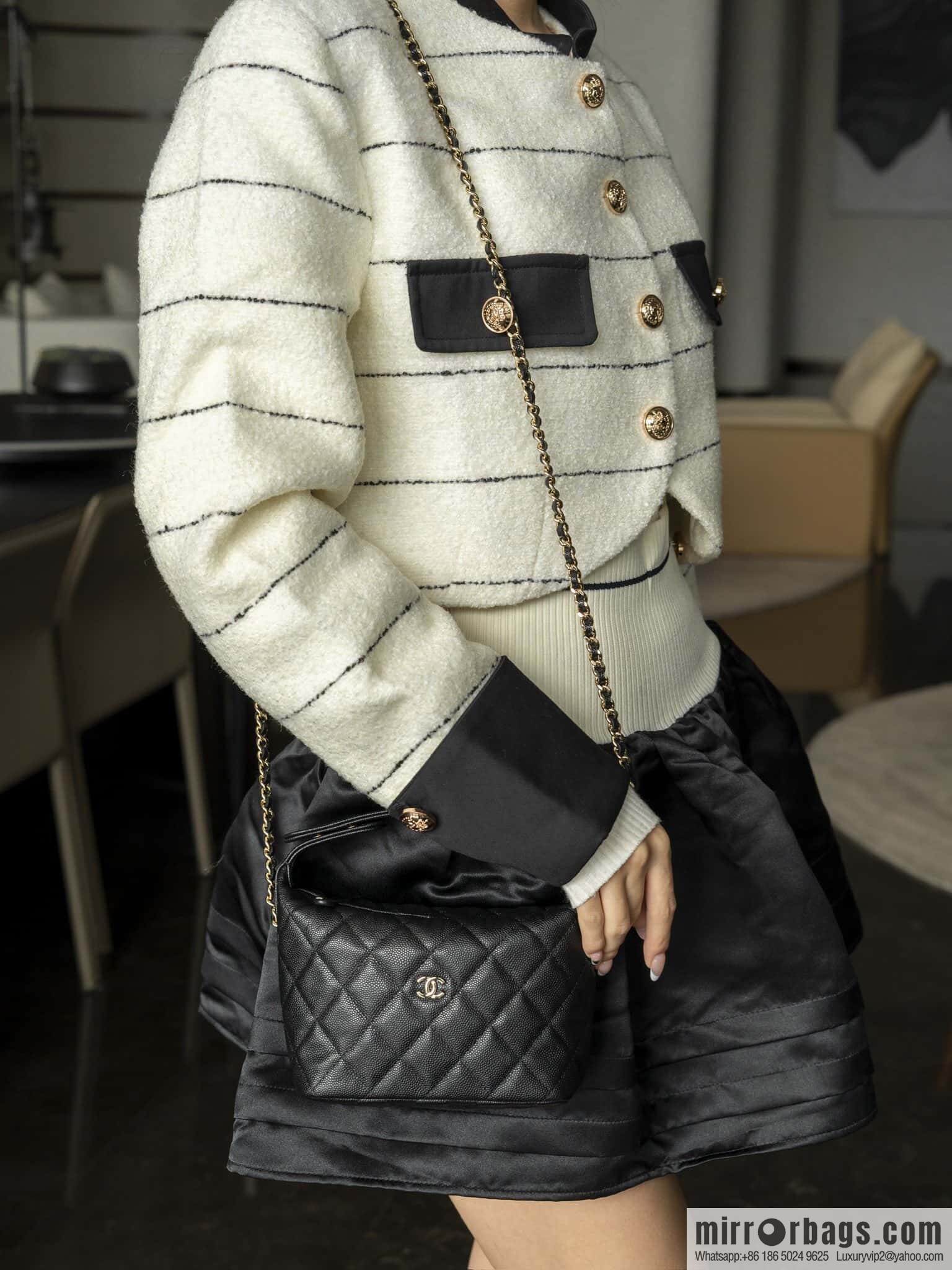 𝐂𝐡𝐚𝐧𝐞𝐥 𝟐𝟓𝐜 early spring new, lunch box bag, black gold 🖤 AP4386