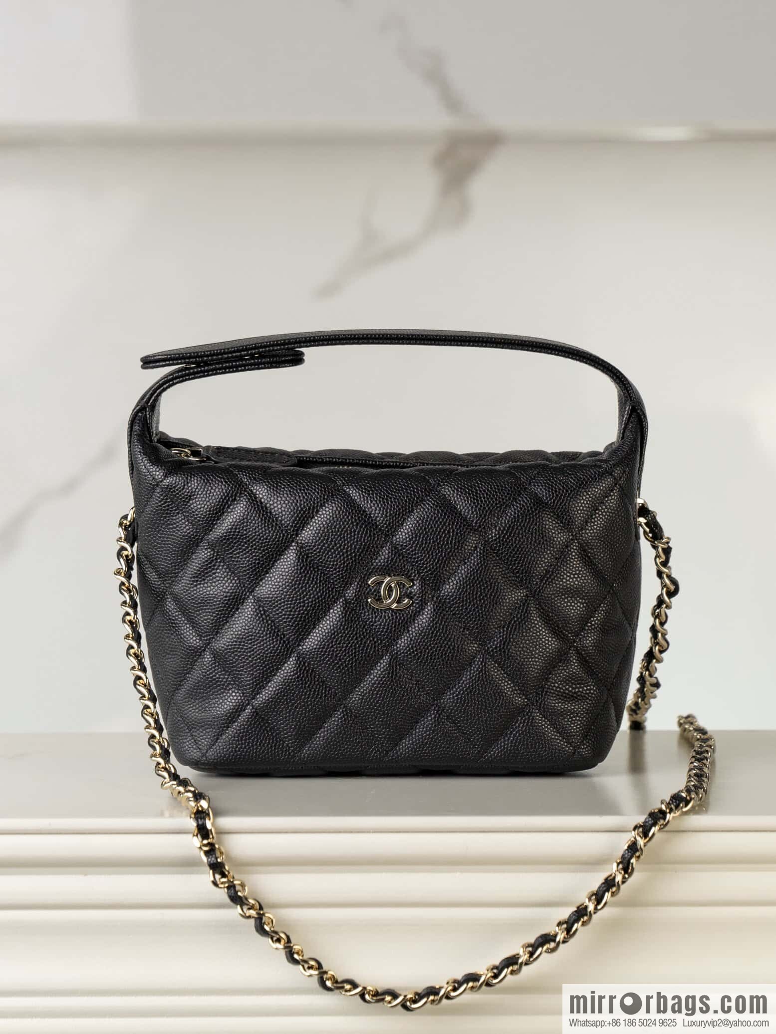 𝐂𝐡𝐚𝐧𝐞𝐥 𝟐𝟓𝐜 early spring new, lunch box bag, black gold 🖤 AP4386