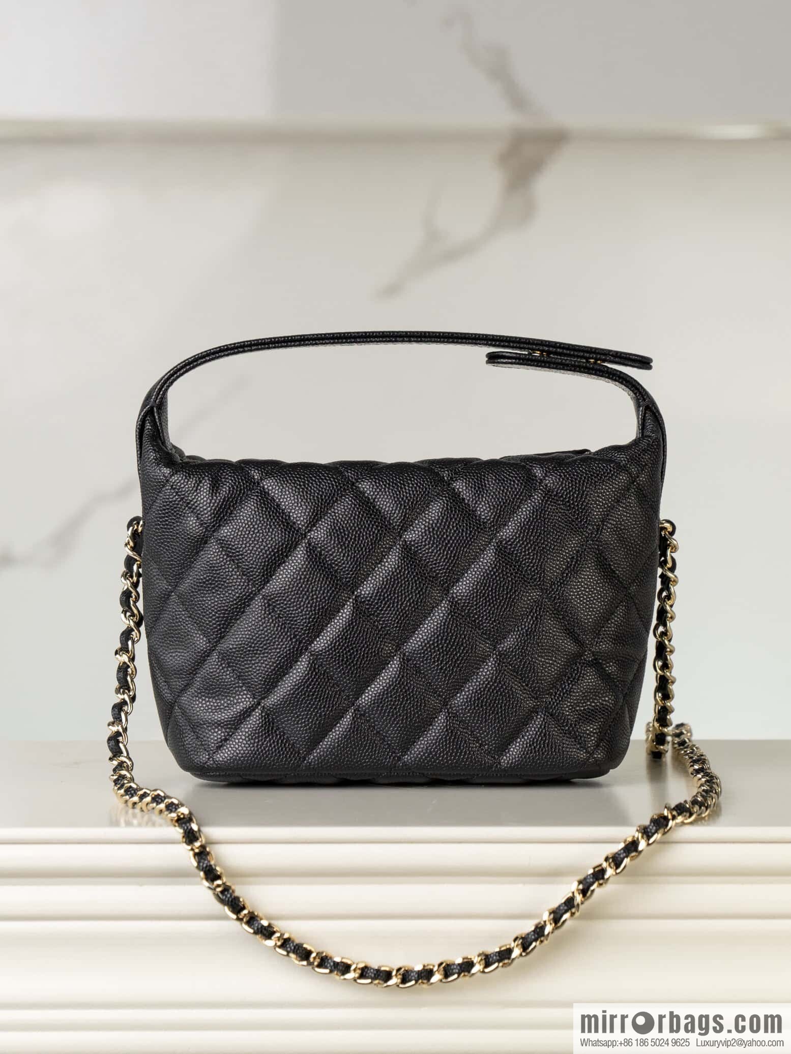 𝐂𝐡𝐚𝐧𝐞𝐥 𝟐𝟓𝐜 early spring new, lunch box bag, black gold 🖤 AP4386