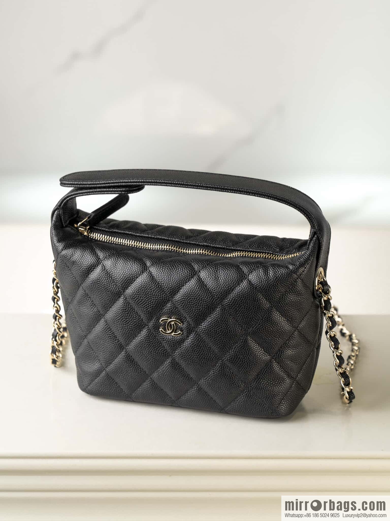 𝐂𝐡𝐚𝐧𝐞𝐥 𝟐𝟓𝐜 early spring new, lunch box bag, black gold 🖤 AP4386