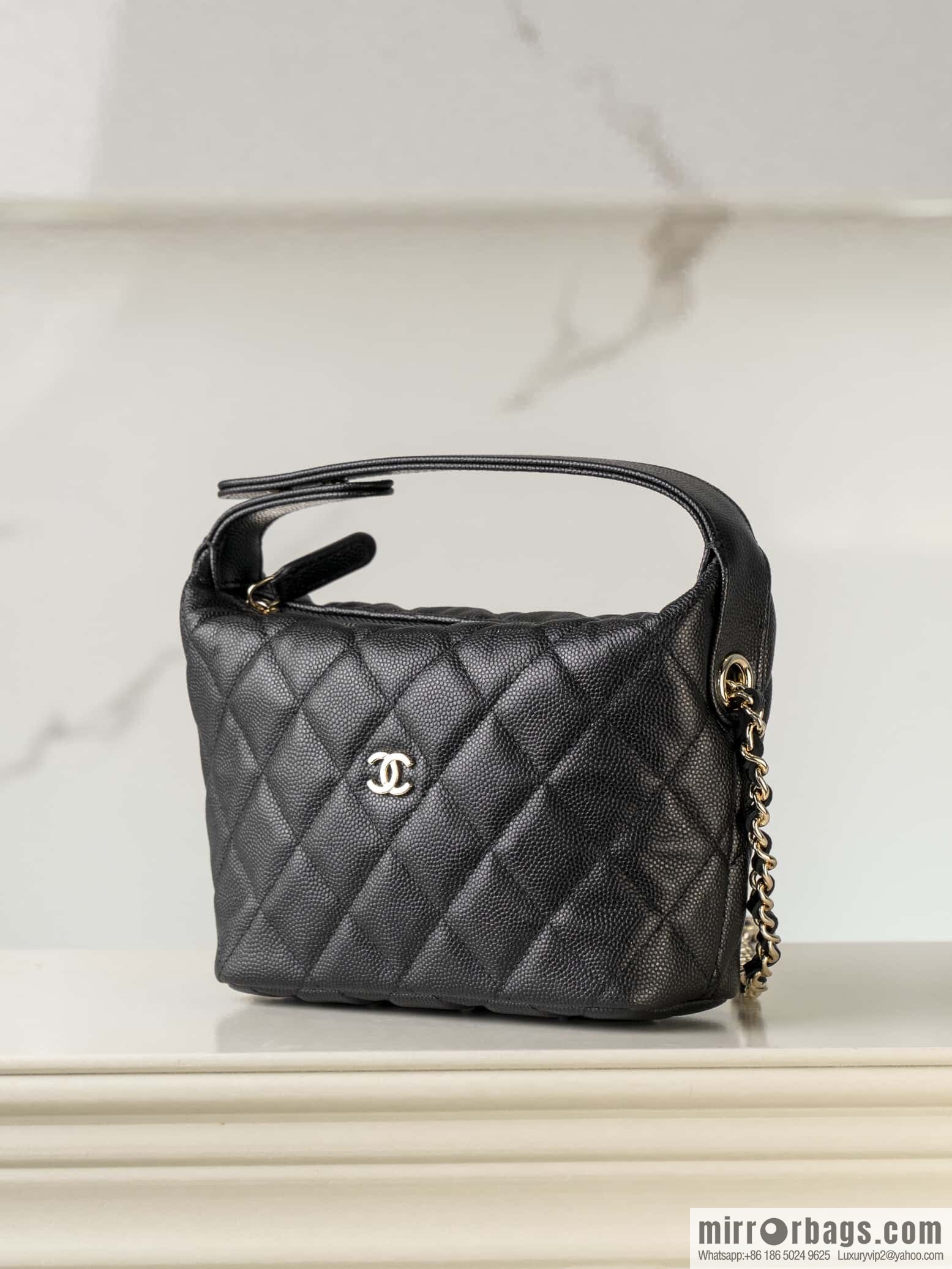 𝐂𝐡𝐚𝐧𝐞𝐥 𝟐𝟓𝐜 early spring new, lunch box bag, black gold 🖤 AP4386