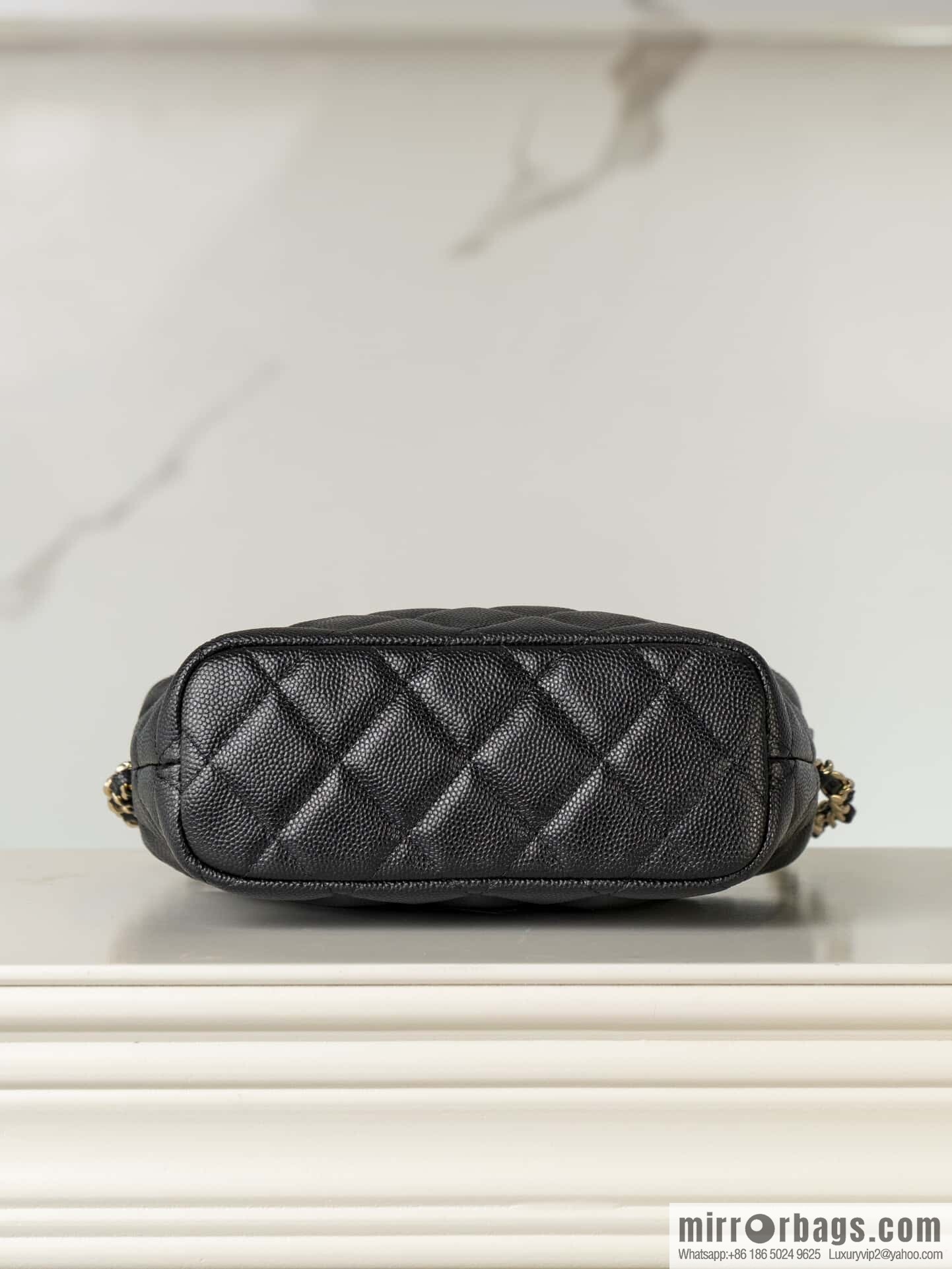 𝐂𝐡𝐚𝐧𝐞𝐥 𝟐𝟓𝐜 early spring new, lunch box bag, black gold 🖤 AP4386