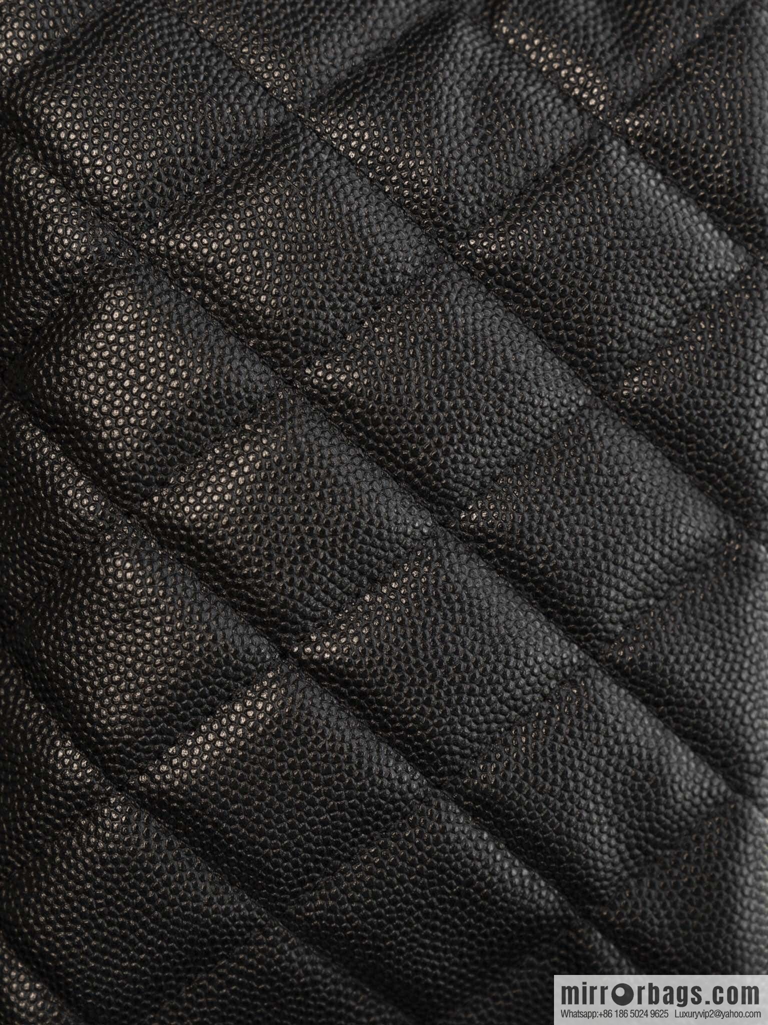 𝐂𝐡𝐚𝐧𝐞𝐥 𝟐𝟓𝐜 early spring new, lunch box bag, black gold 🖤 AP4386