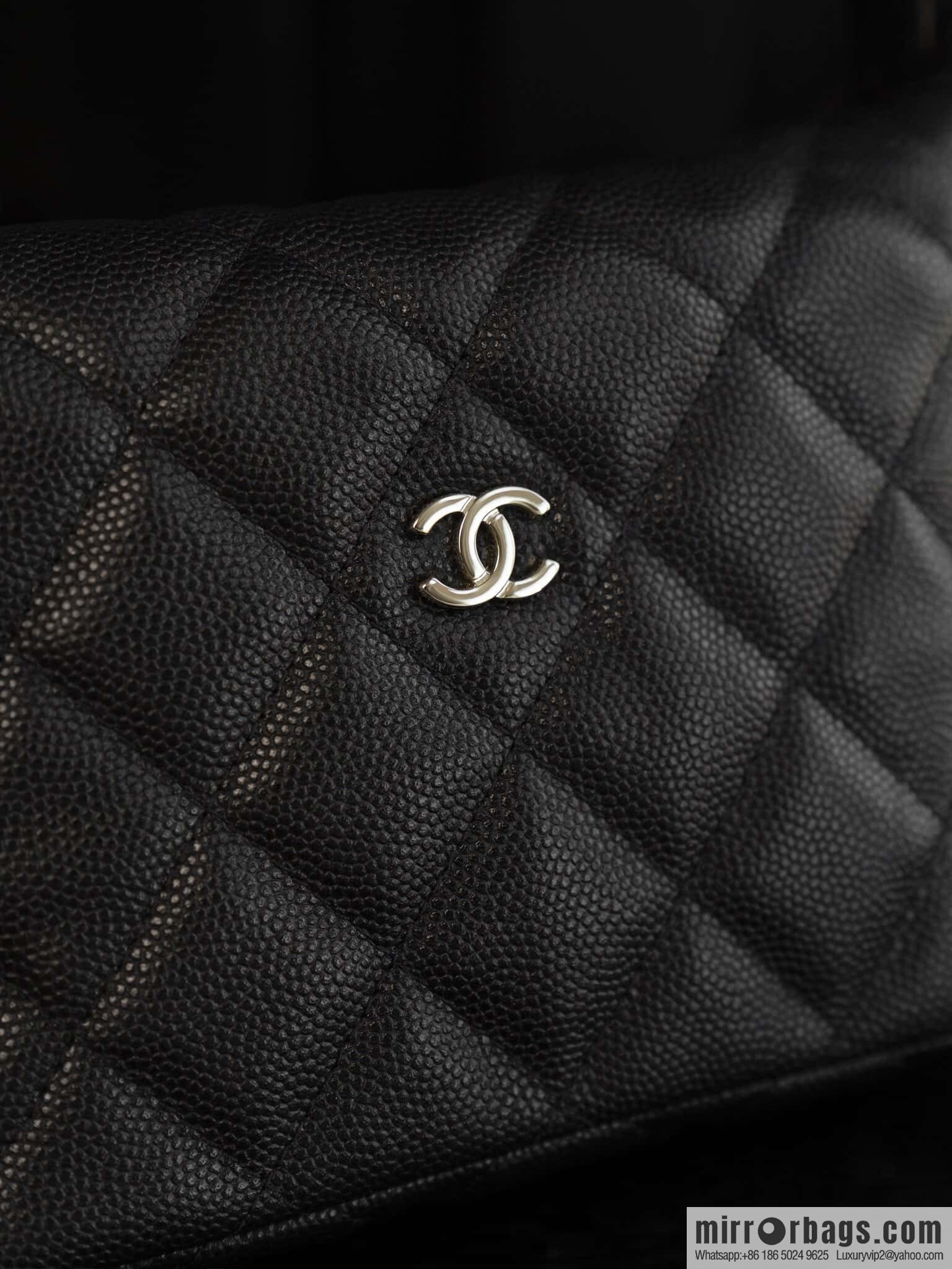 𝐂𝐡𝐚𝐧𝐞𝐥 𝟐𝟓𝐜 early spring new, lunch box bag, black gold 🖤 AP4386