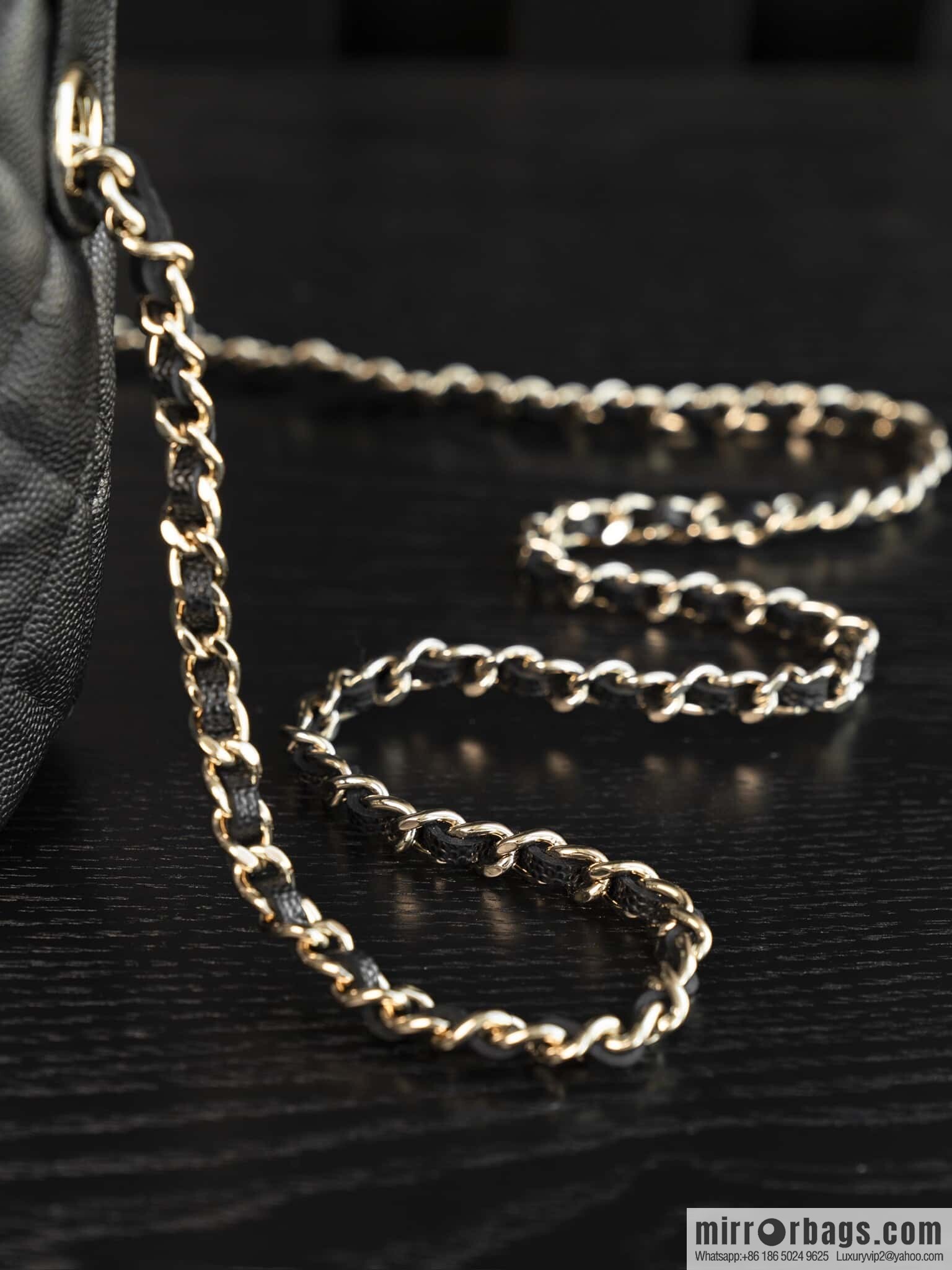 𝐂𝐡𝐚𝐧𝐞𝐥 𝟐𝟓𝐜 early spring new, lunch box bag, black gold 🖤 AP4386
