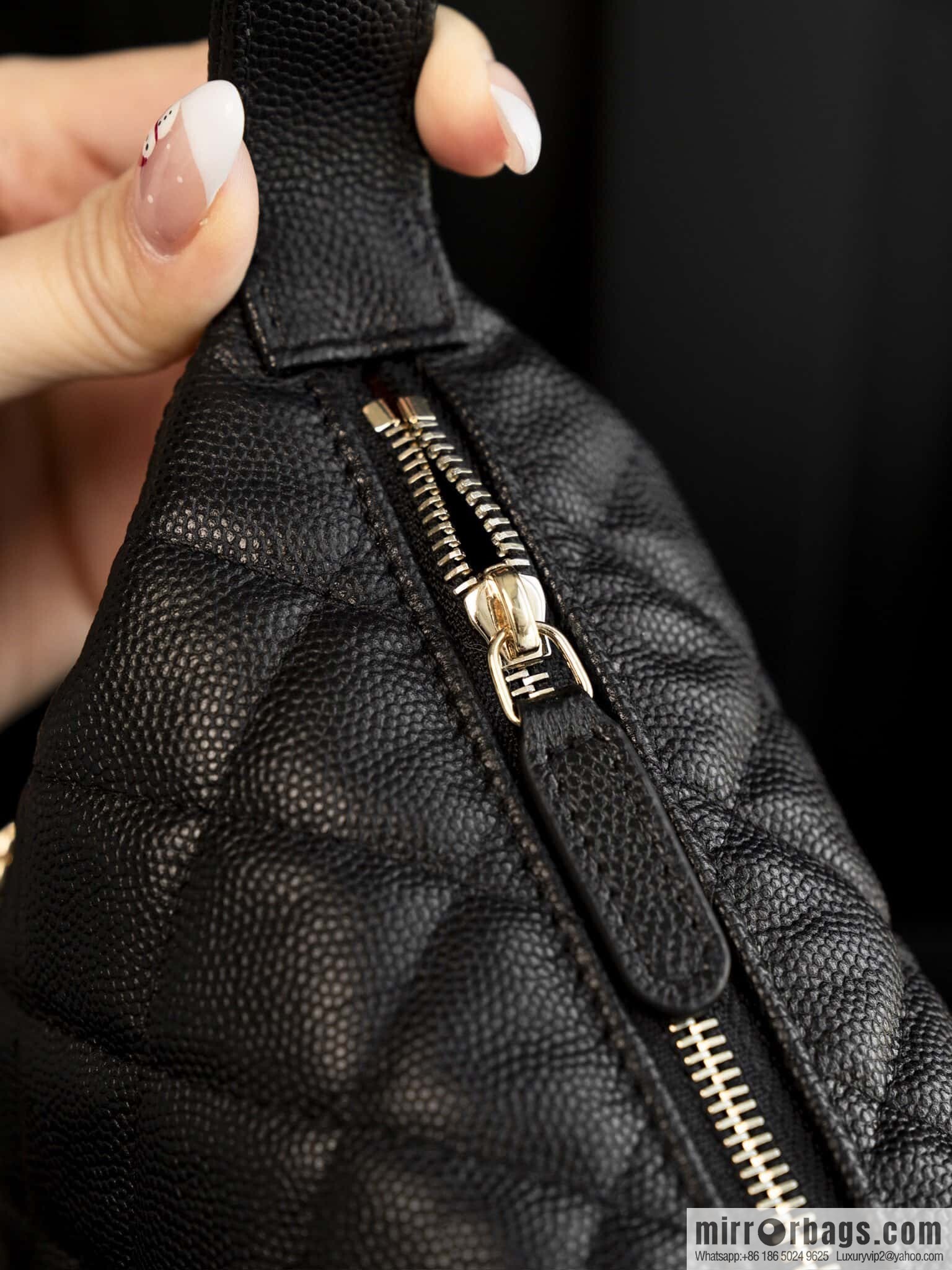 𝐂𝐡𝐚𝐧𝐞𝐥 𝟐𝟓𝐜 early spring new, lunch box bag, black gold 🖤 AP4386