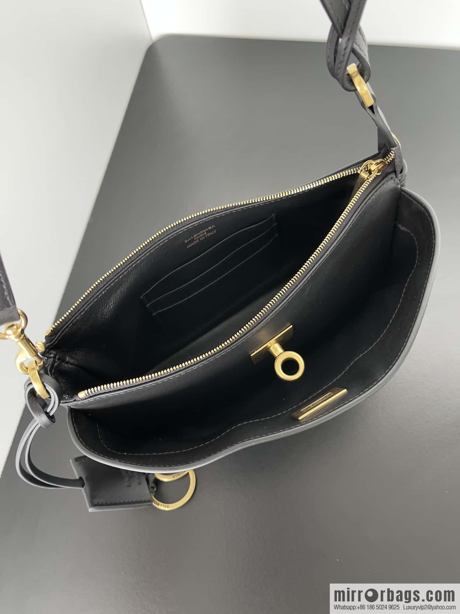 𝐁𝐚𝐥𝐞𝐧𝐜𝐢𝐚𝐠𝐑𝐨𝐝𝐞𝐨 🖤🖤 Rodeo Shoulder Bag 🧶 Rodeo Black Smooth Cow Leather Shoulder Bag