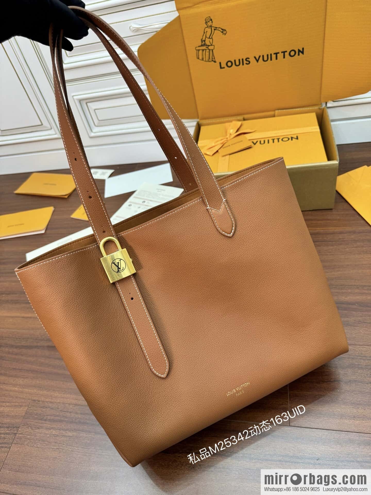 LV M25342 Low Key Cabas MM