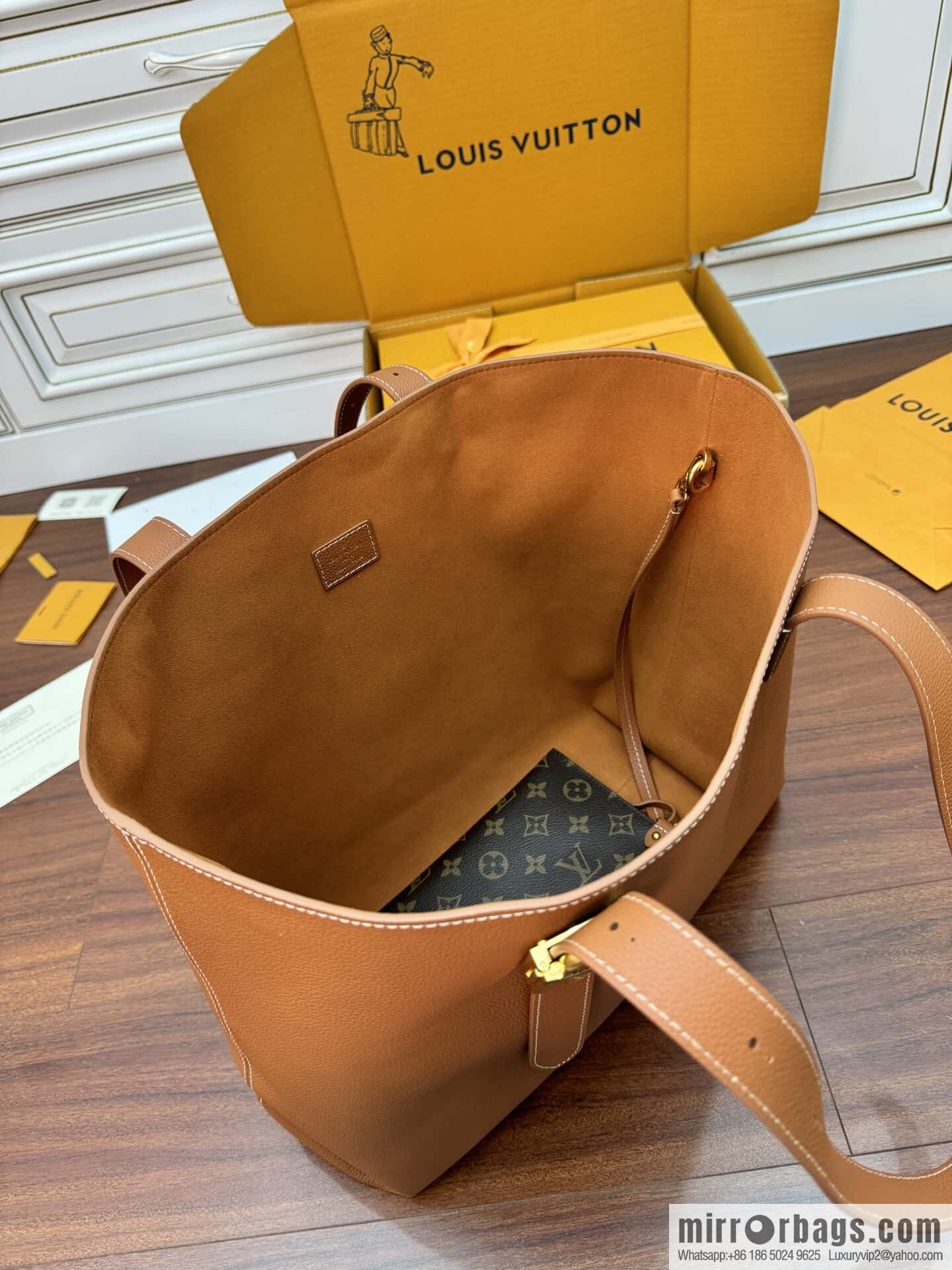 LV M25342 Low Key Cabas MM