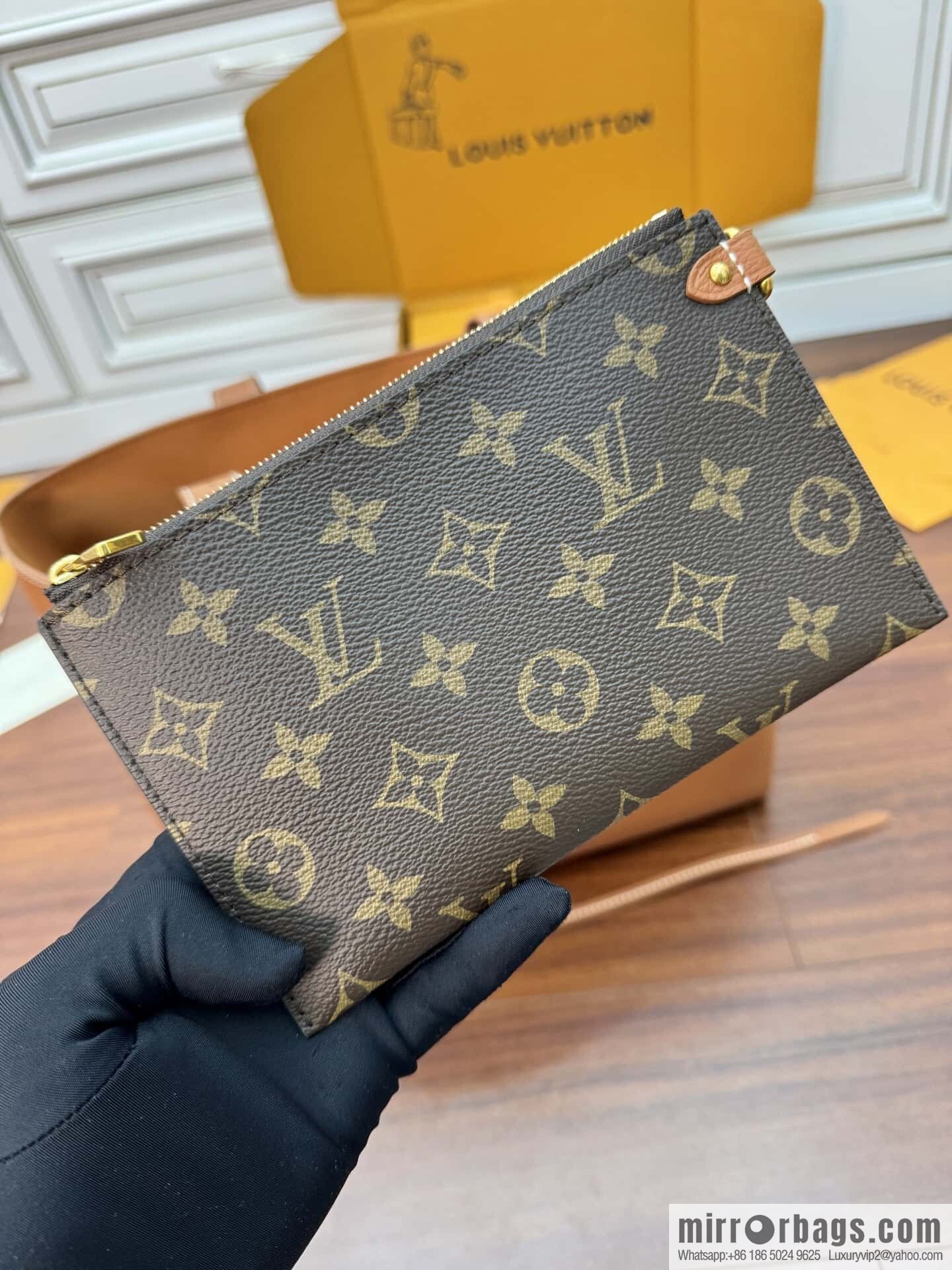 LV M25342 Low Key Cabas MM