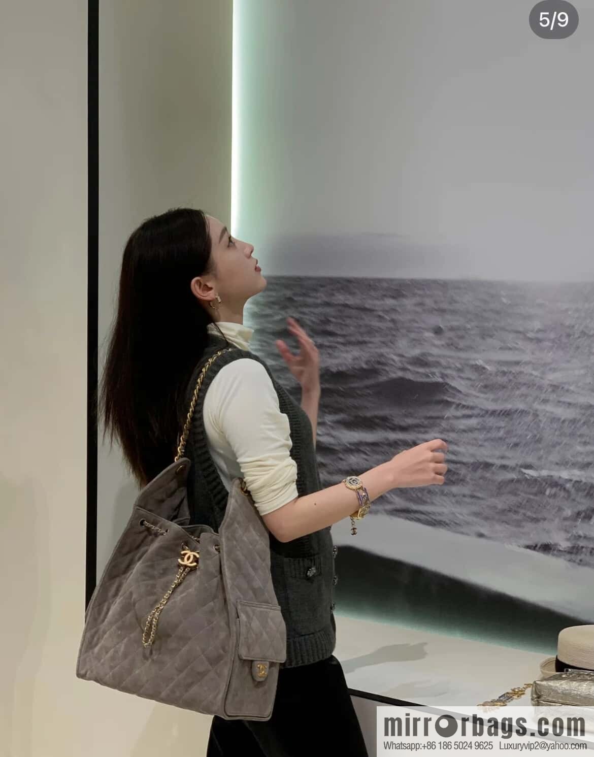 𝐂𝐡𝐚𝐧𝐞𝐥 𝟐𝟓𝐜 Grey Suede Drawstring Bucket Bag, Large 🌟 AS5311