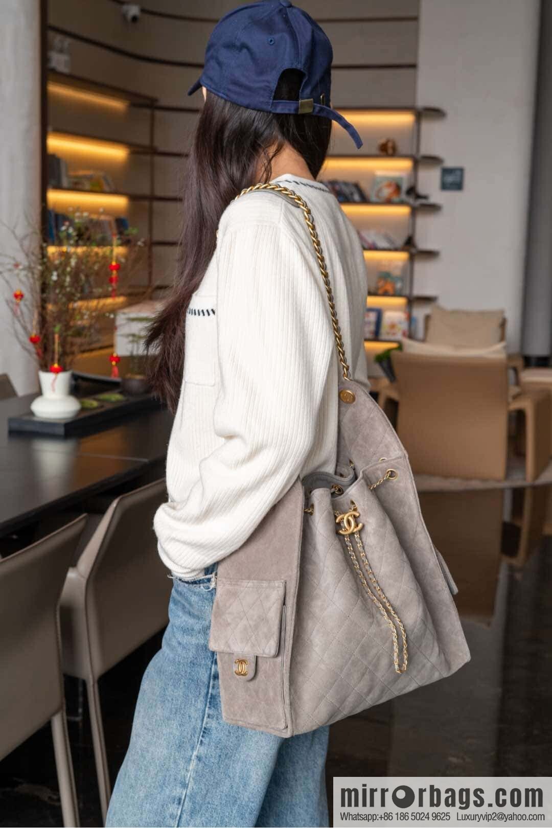 𝐂𝐡𝐚𝐧𝐞𝐥 𝟐𝟓𝐜 Grey Suede Drawstring Bucket Bag, Large 🌟 AS5311