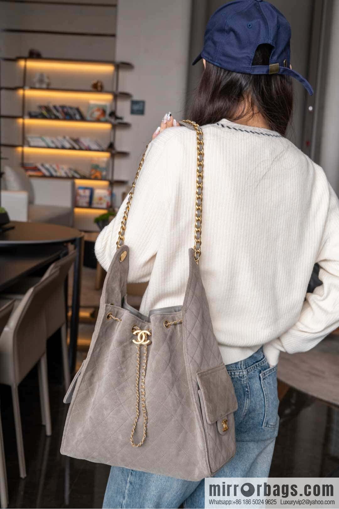 𝐂𝐡𝐚𝐧𝐞𝐥 𝟐𝟓𝐜 Grey Suede Drawstring Bucket Bag, Large 🌟 AS5311