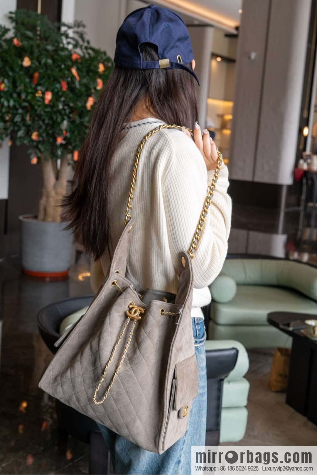 𝐂𝐡𝐚𝐧𝐞𝐥 𝟐𝟓𝐜 Grey Suede Drawstring Bucket Bag, Large 🌟 AS5311