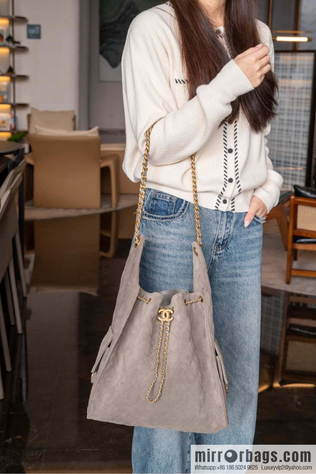 𝐂𝐡𝐚𝐧𝐞𝐥 𝟐𝟓𝐜 Grey Suede Drawstring Bucket Bag, Large 🌟 AS5311