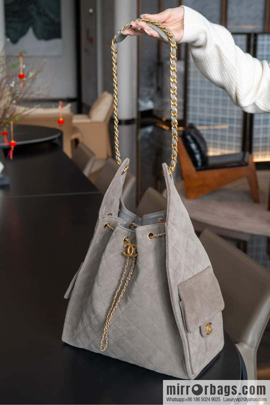 𝐂𝐡𝐚𝐧𝐞𝐥 𝟐𝟓𝐜 Grey Suede Drawstring Bucket Bag, Large 🌟 AS5311
