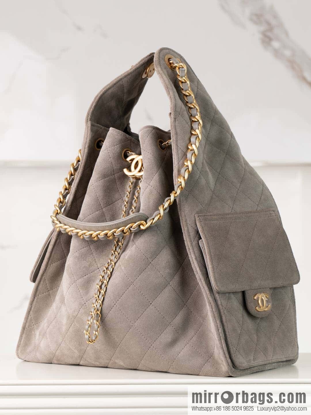 𝐂𝐡𝐚𝐧𝐞𝐥 𝟐𝟓𝐜 Grey Suede Drawstring Bucket Bag, Large 🌟 AS5311