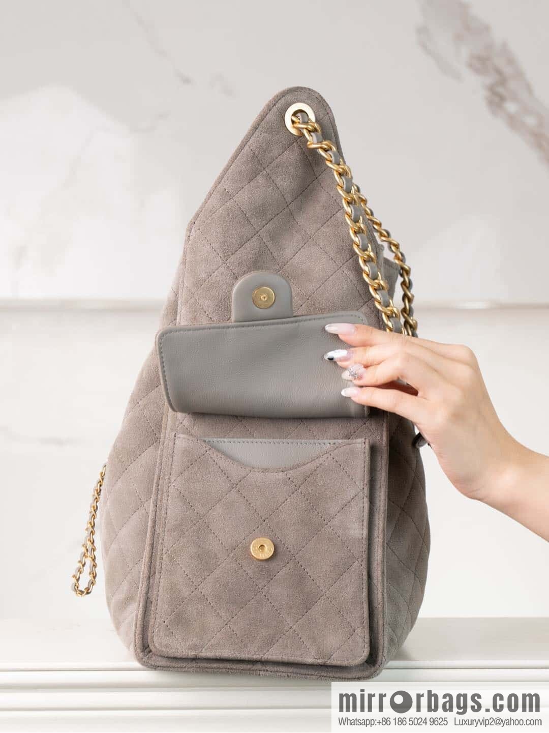 𝐂𝐡𝐚𝐧𝐞𝐥 𝟐𝟓𝐜 Grey Suede Drawstring Bucket Bag, Large 🌟 AS5311