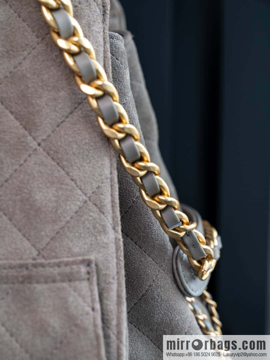 𝐂𝐡𝐚𝐧𝐞𝐥 𝟐𝟓𝐜 Grey Suede Drawstring Bucket Bag, Large 🌟 AS5311