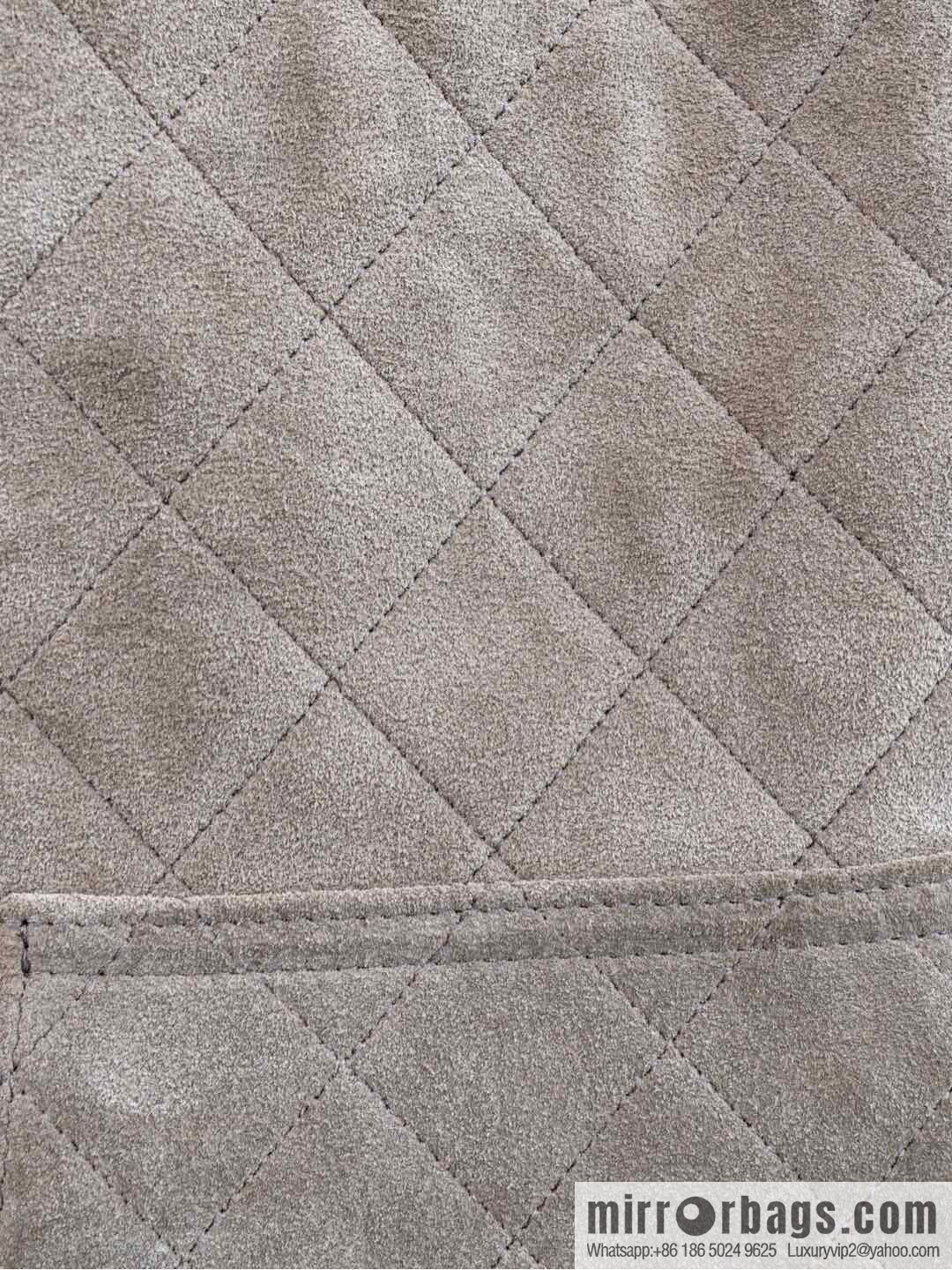 𝐂𝐡𝐚𝐧𝐞𝐥 𝟐𝟓𝐜 Grey Suede Drawstring Bucket Bag, Large 🌟 AS5311