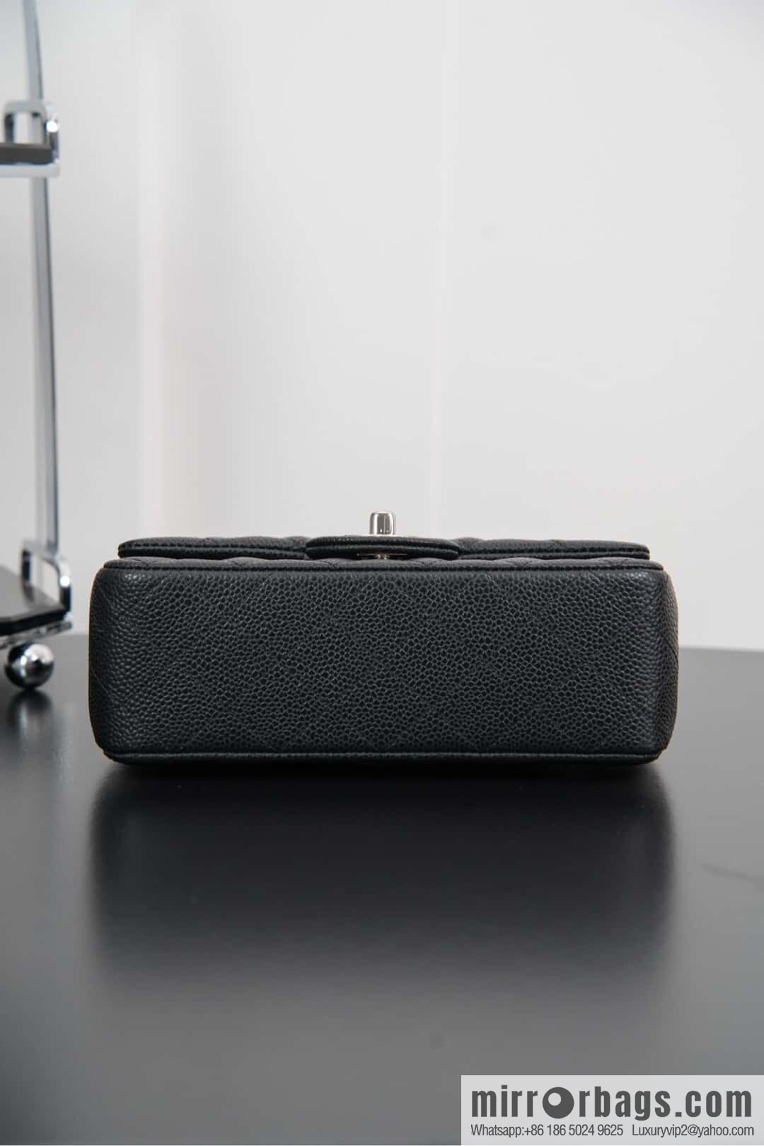 ℂ𝔽 𝗖𝗹𝗮𝘀𝘀𝗶𝗰 𝗙𝗹𝗮𝗽 | black silver 🖤 A01116