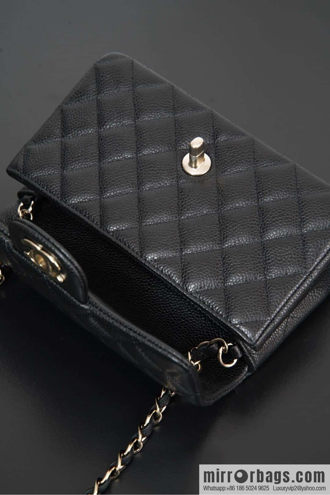 ℂ𝔽 𝗖𝗹𝗮𝘀𝘀𝗶𝗰 𝗙𝗹𝗮𝗽 | Litchi pattern black gold 🖤 A01116