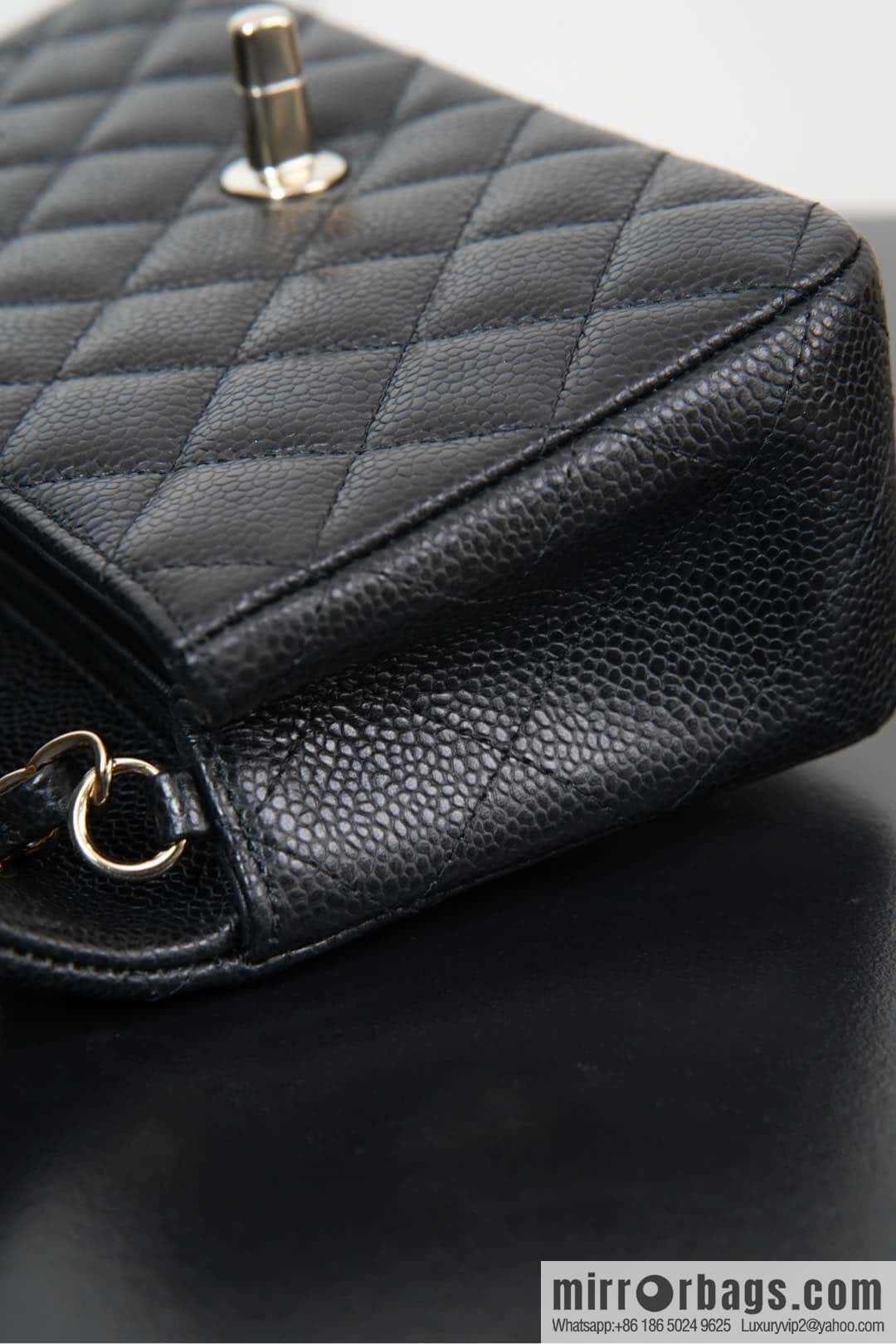 ℂ𝔽 𝗖𝗹𝗮𝘀𝘀𝗶𝗰 𝗙𝗹𝗮𝗽 | Litchi pattern black gold 🖤 A01116