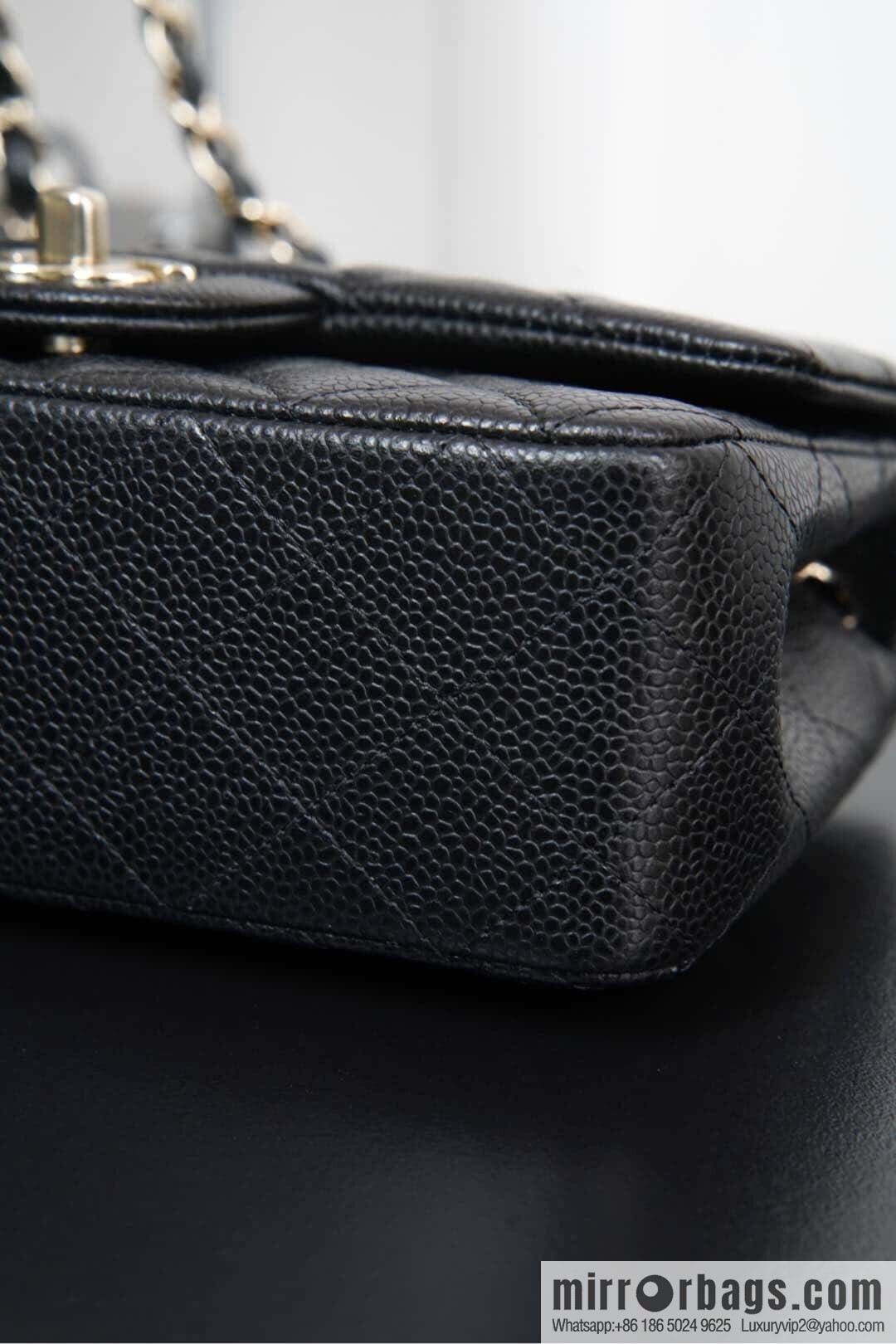 ℂ𝔽 𝗖𝗹𝗮𝘀𝘀𝗶𝗰 𝗙𝗹𝗮𝗽 | Litchi pattern black gold 🖤 A01116