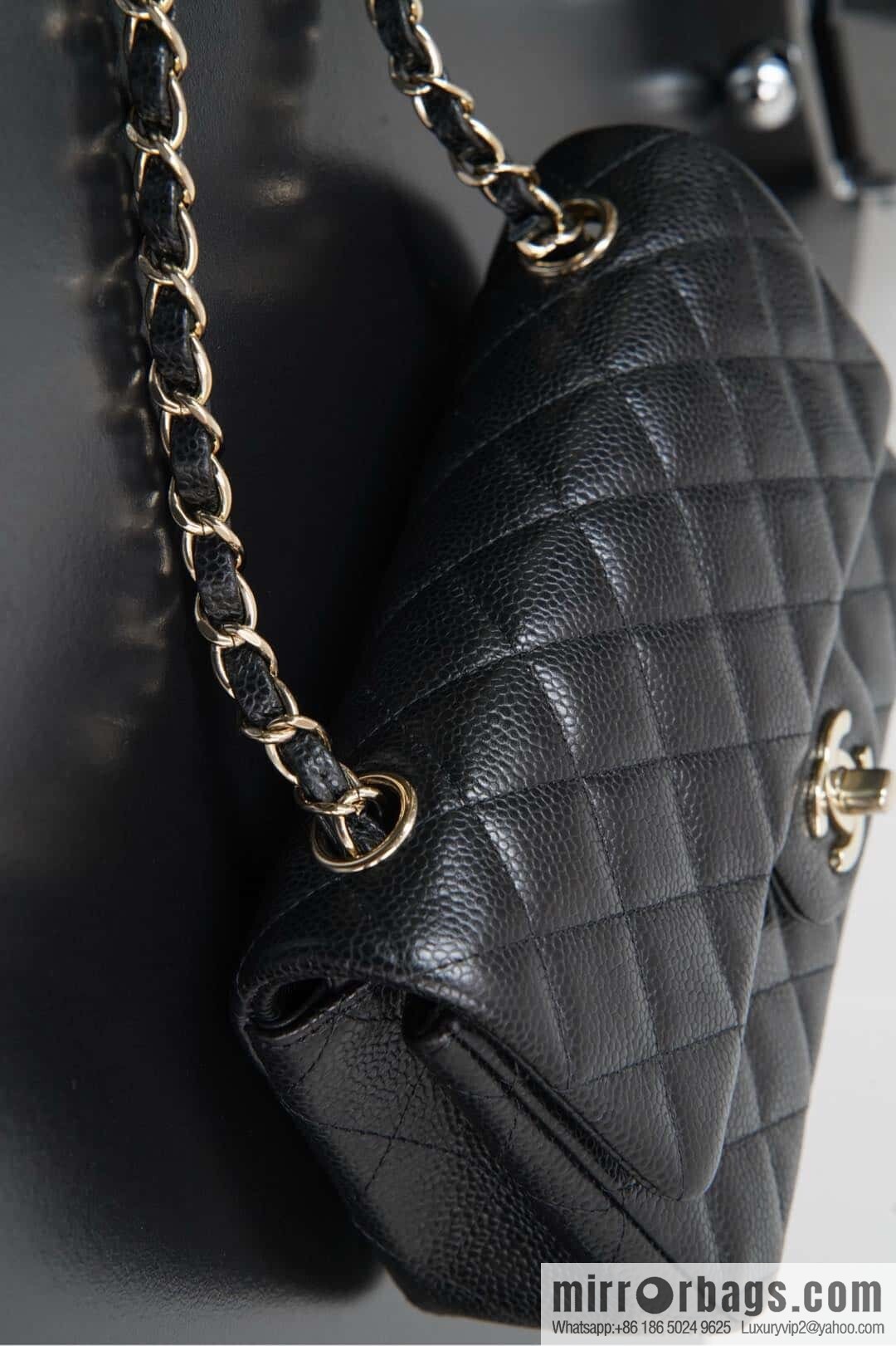 ℂ𝔽 𝗖𝗹𝗮𝘀𝘀𝗶𝗰 𝗙𝗹𝗮𝗽 | Litchi pattern black gold 🖤 A01116