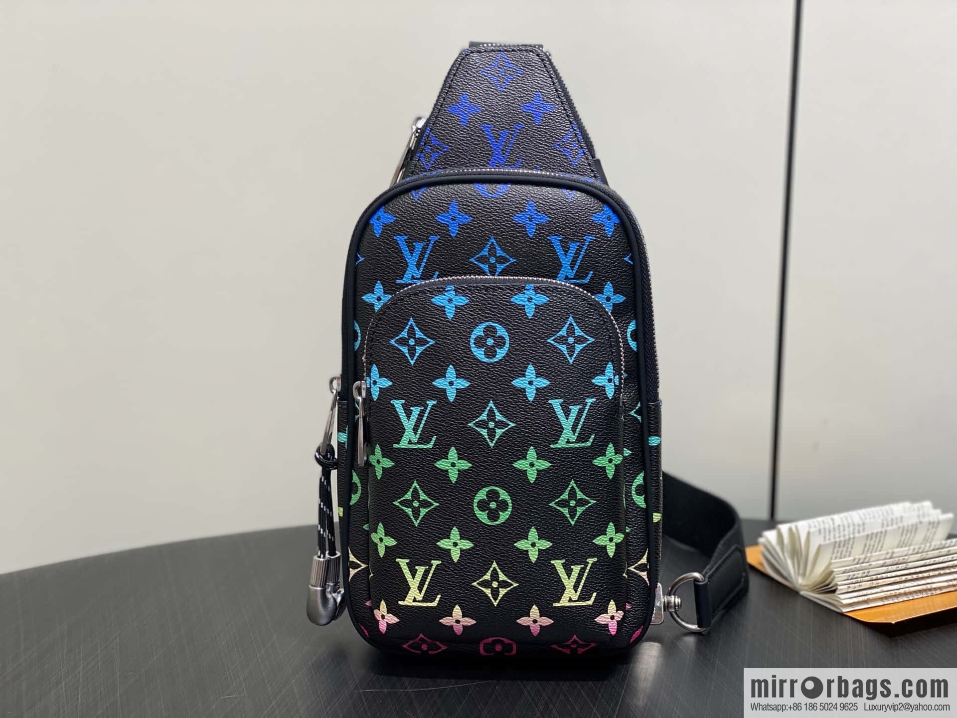 [Original single boutique] M13963 black gradual change earphones men's bag breast bag Avenue small shoulder bag
