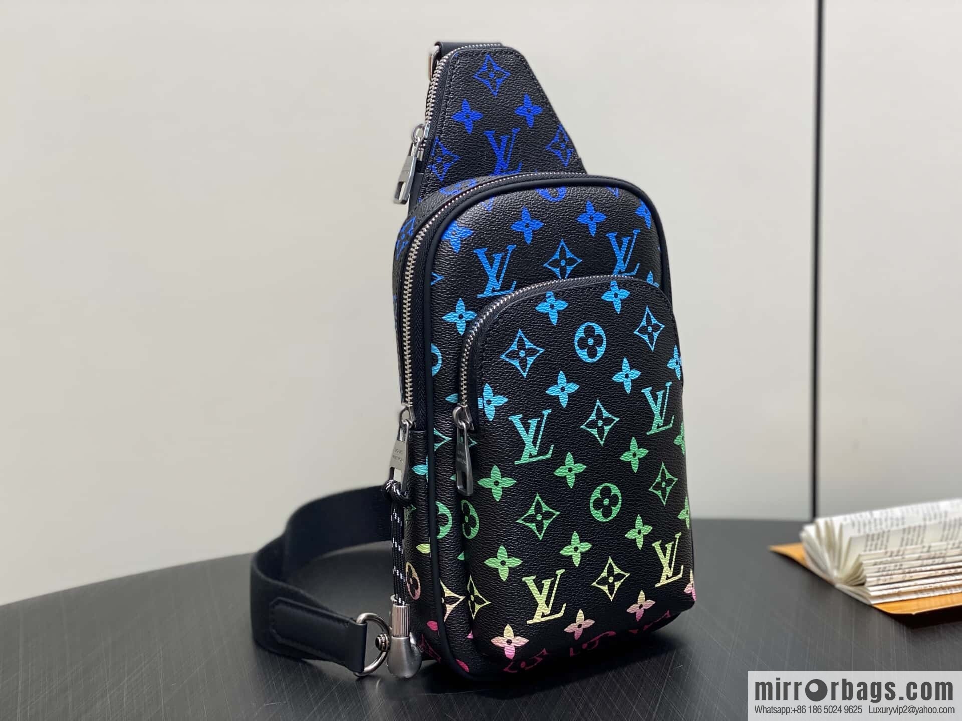 [Original single boutique] M13963 black gradual change earphones men's bag breast bag Avenue small shoulder bag