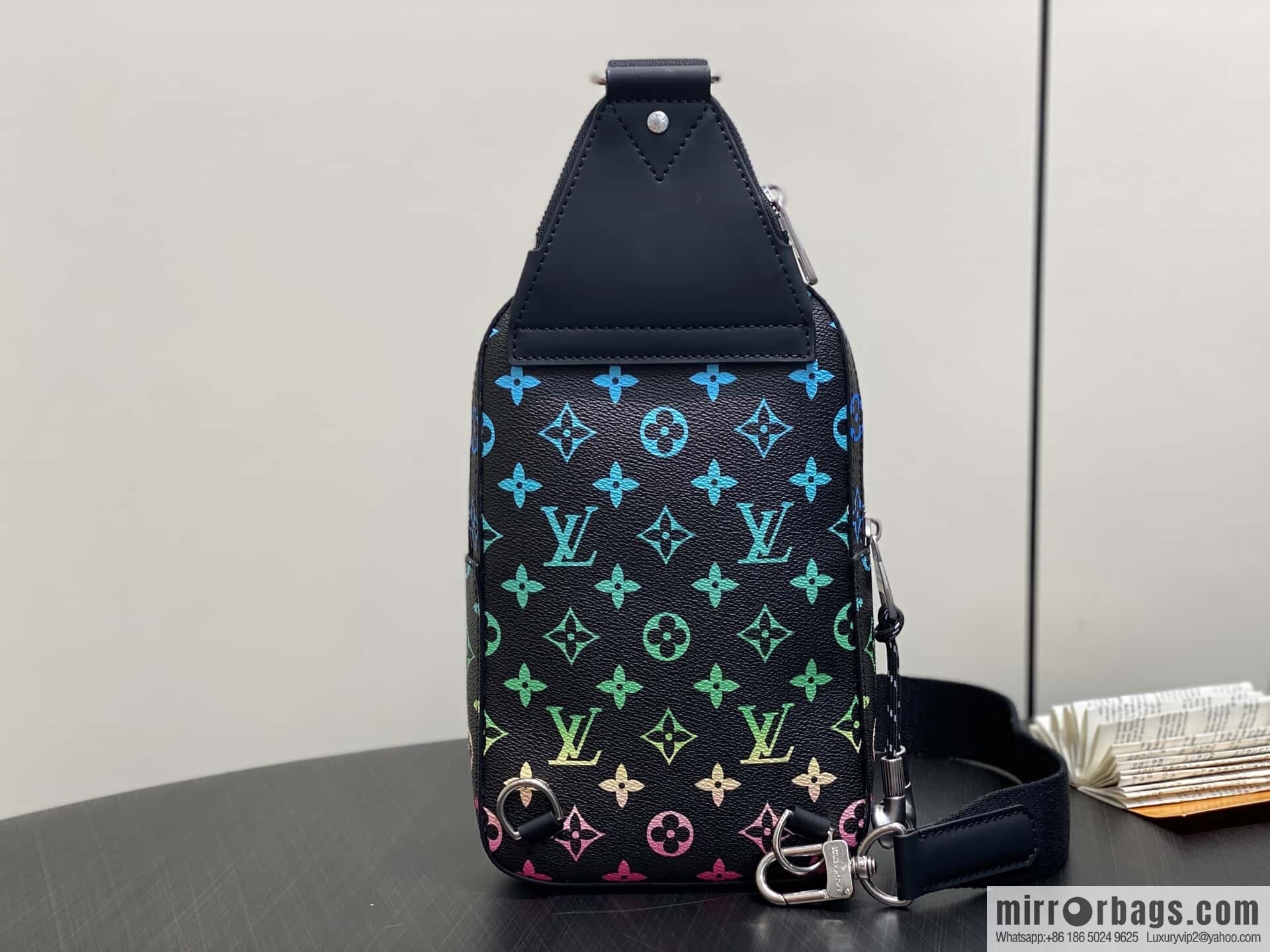[Original single boutique] M13963 black gradual change earphones men's bag breast bag Avenue small shoulder bag