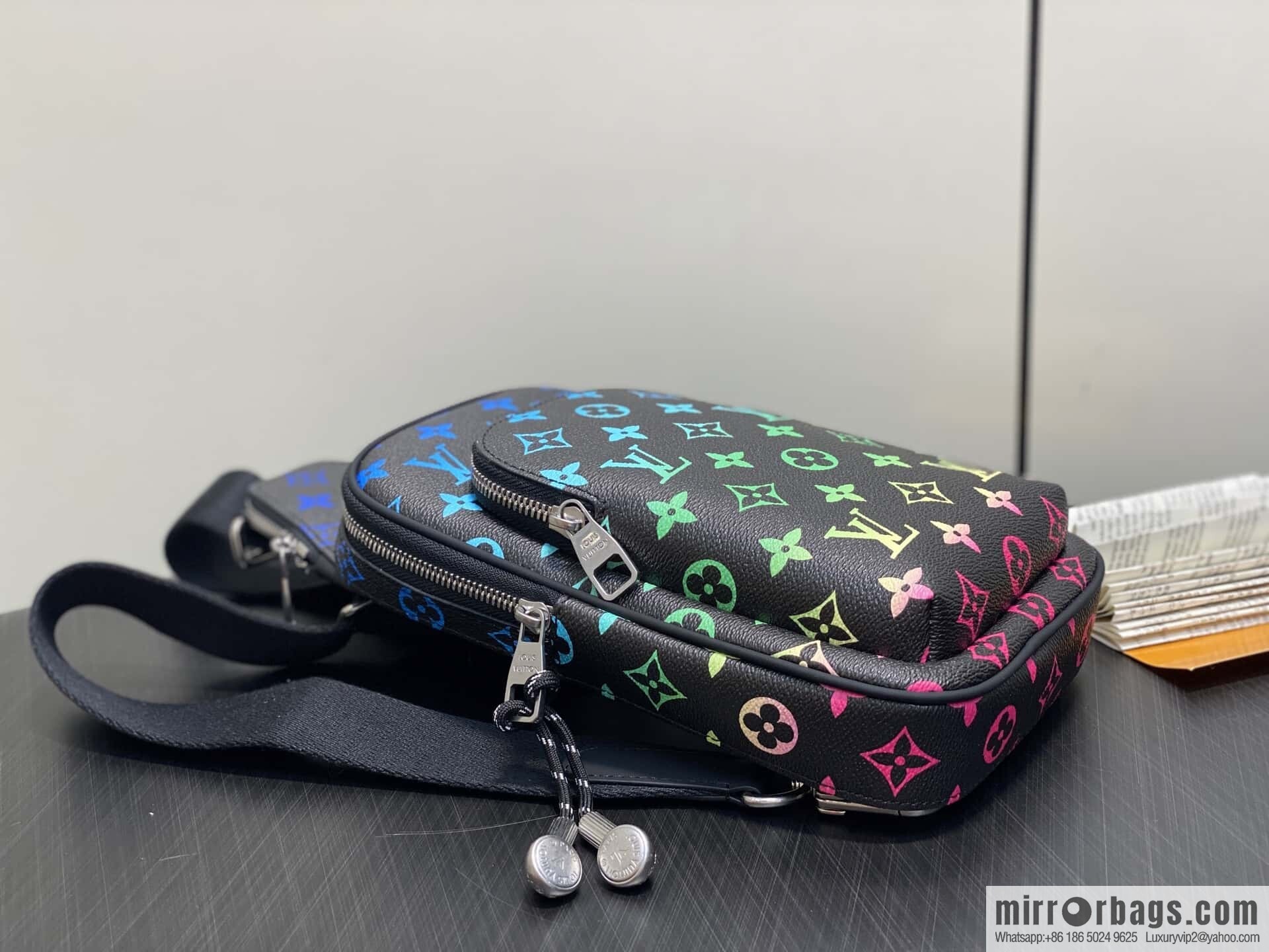 [Original single boutique] M13963 black gradual change earphones men's bag breast bag Avenue small shoulder bag