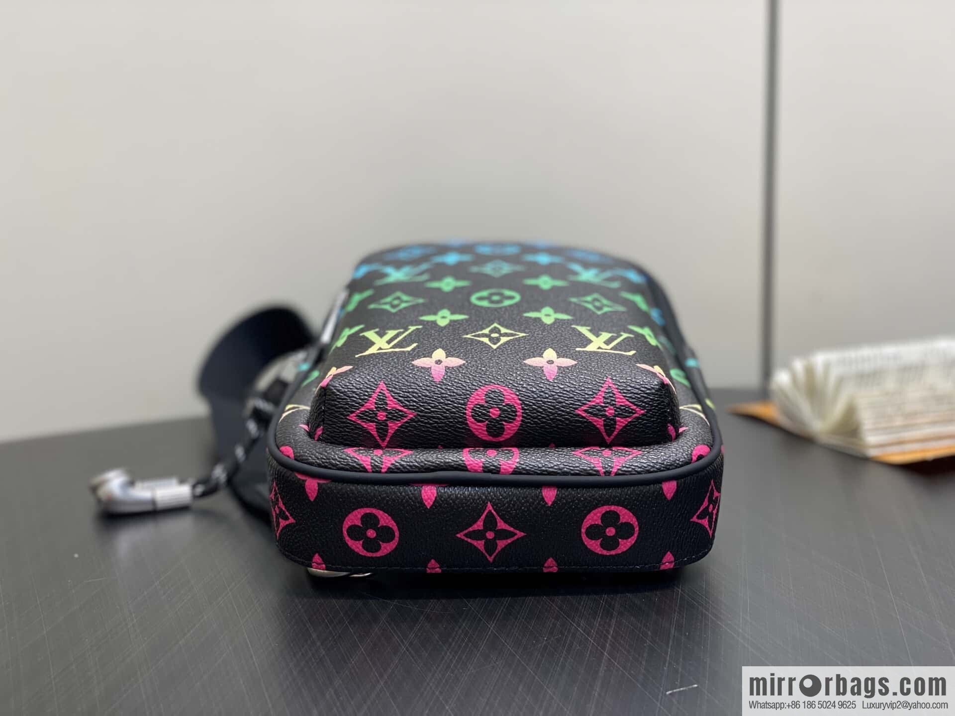 [Original single boutique] M13963 black gradual change earphones men's bag breast bag Avenue small shoulder bag