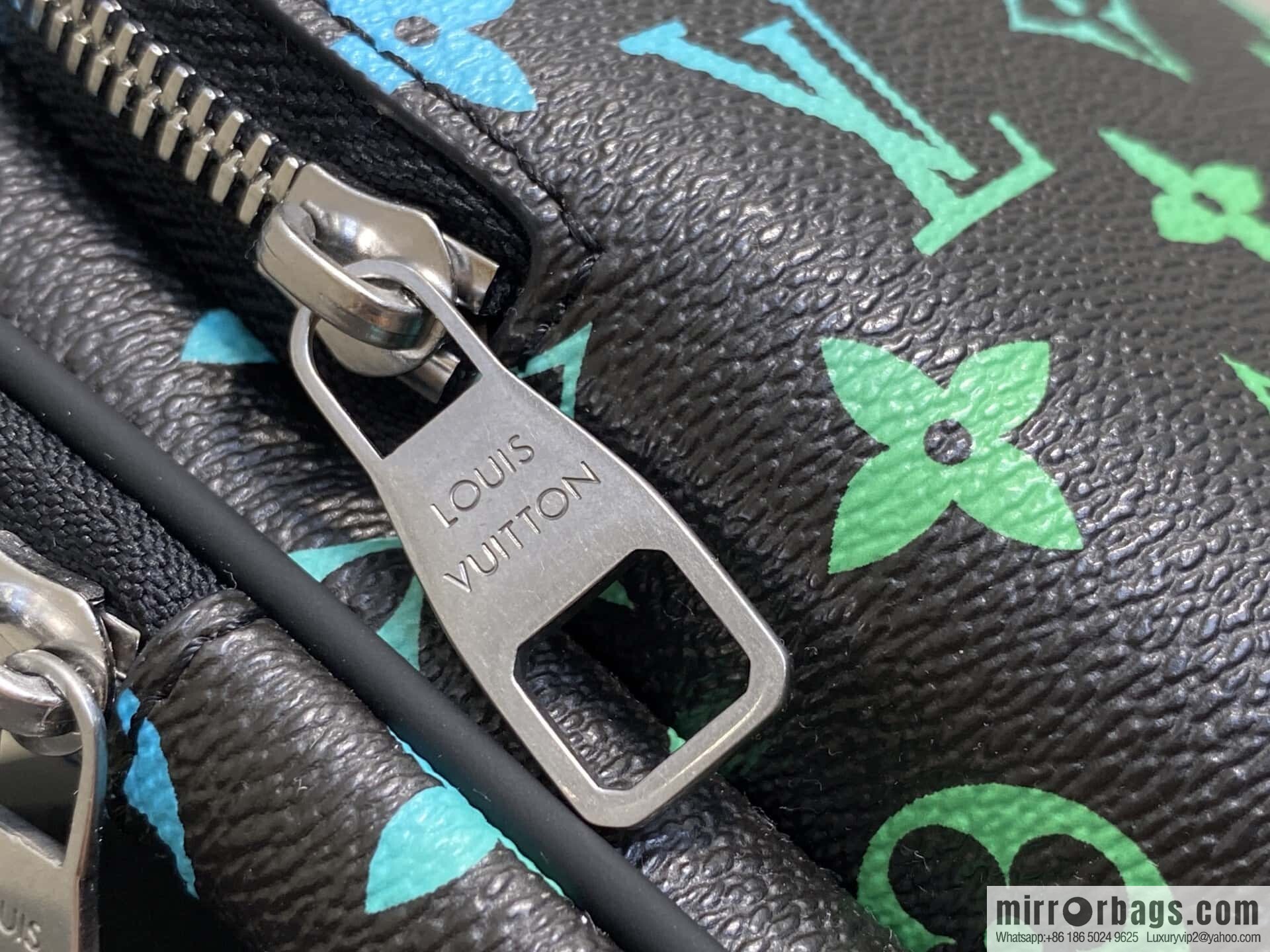 [Original single boutique] M13963 black gradual change earphones men's bag breast bag Avenue small shoulder bag