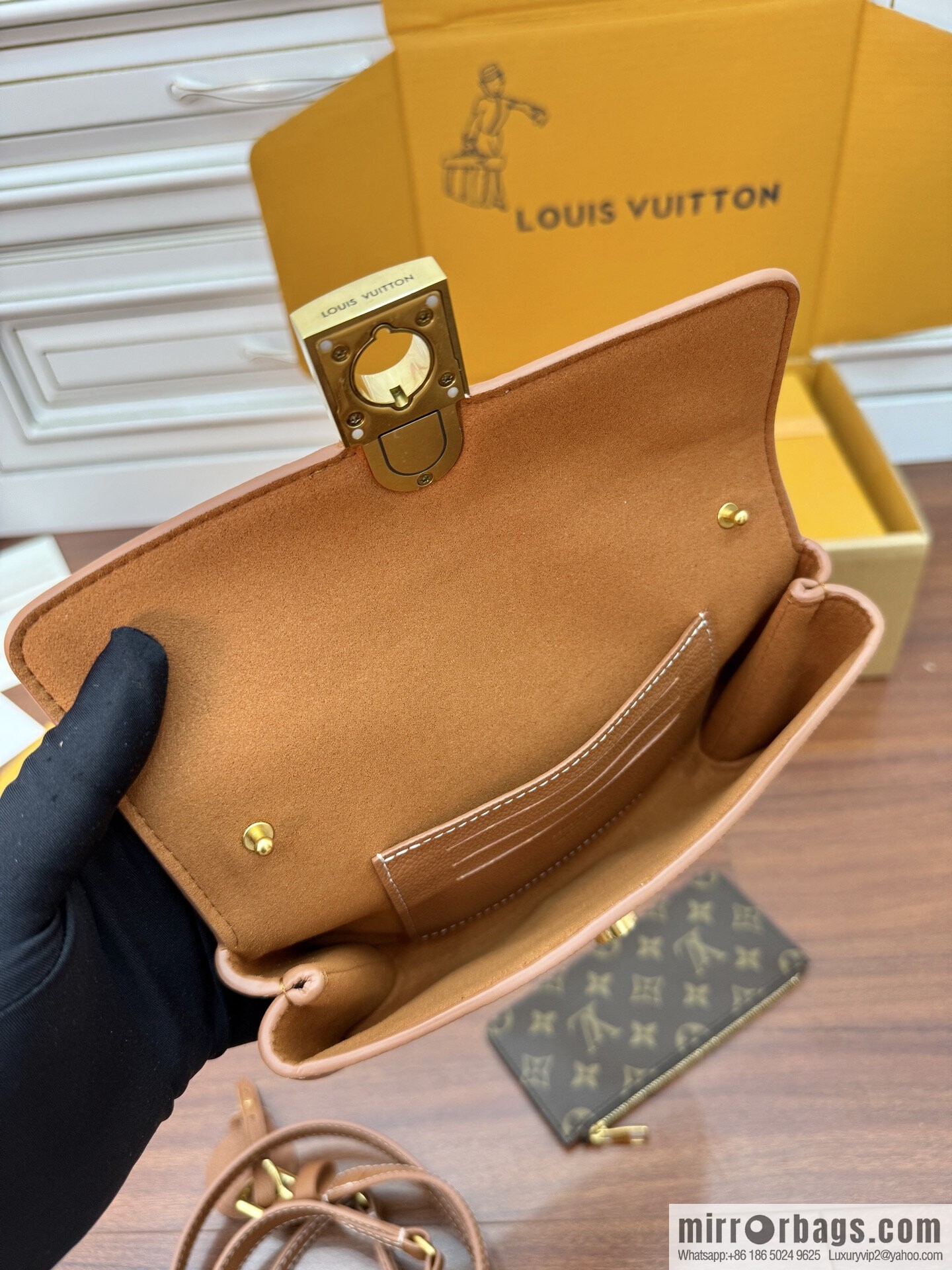 LV M12147 Wallet On Chain Low Key