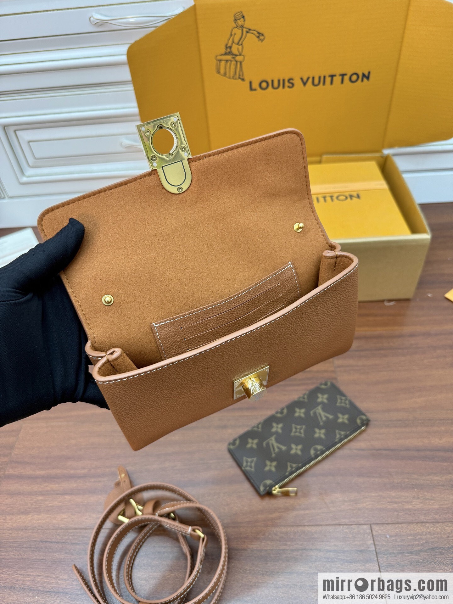 LV M12147 Wallet On Chain Low Key