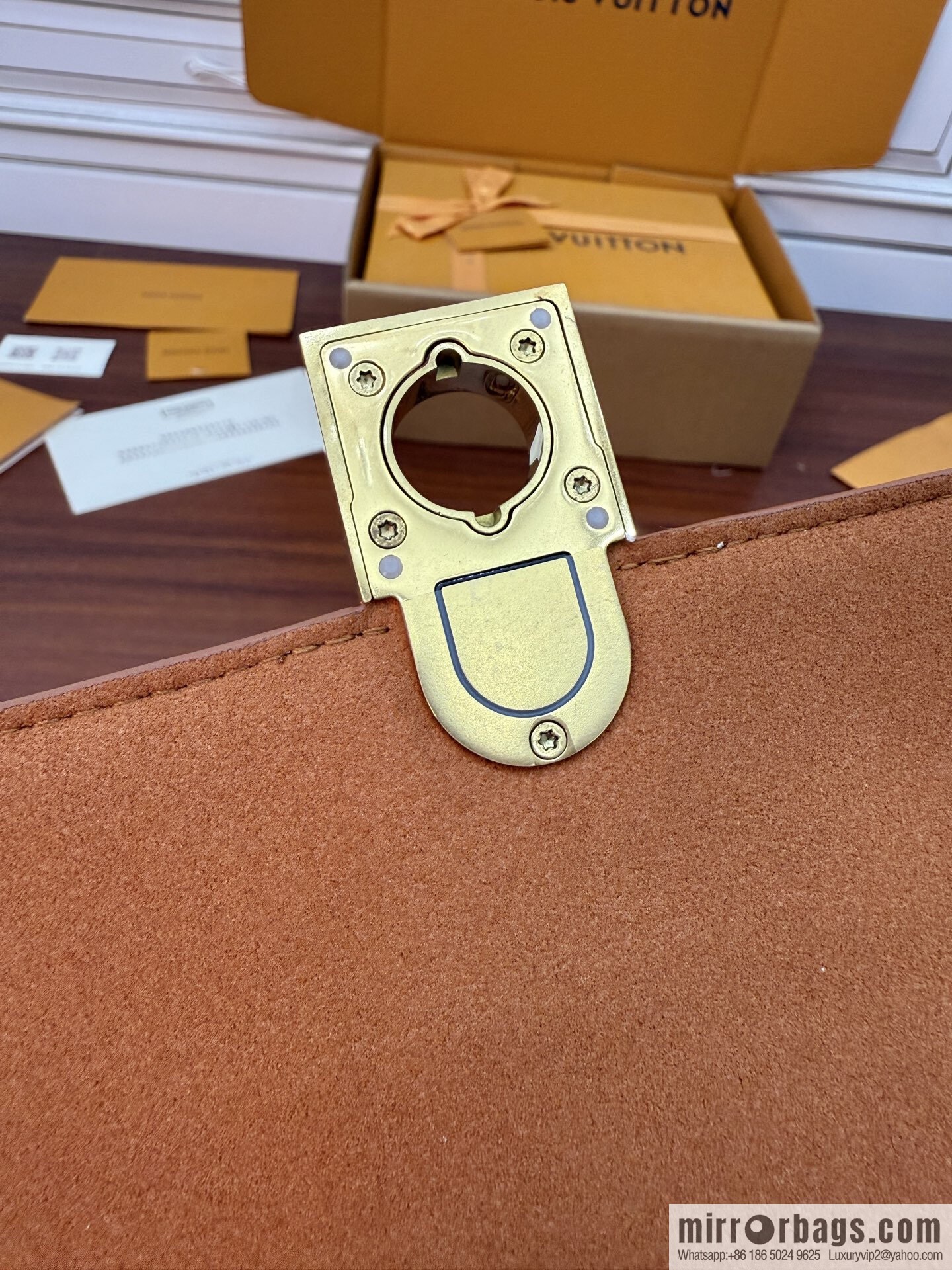 LV M12147 Wallet On Chain Low Key