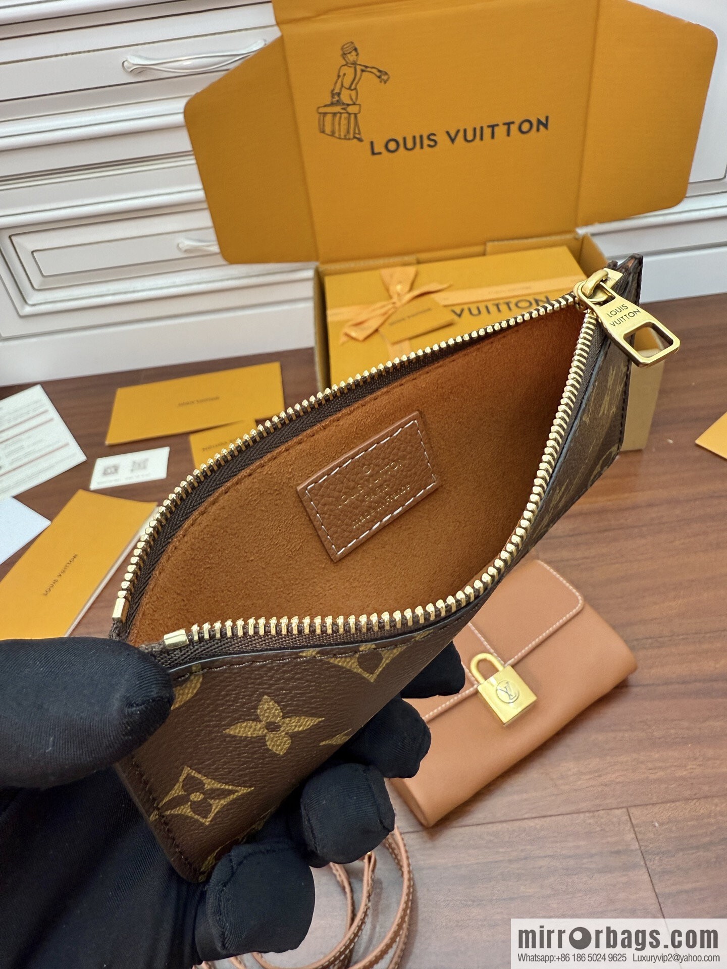 LV M12147 Wallet On Chain Low Key
