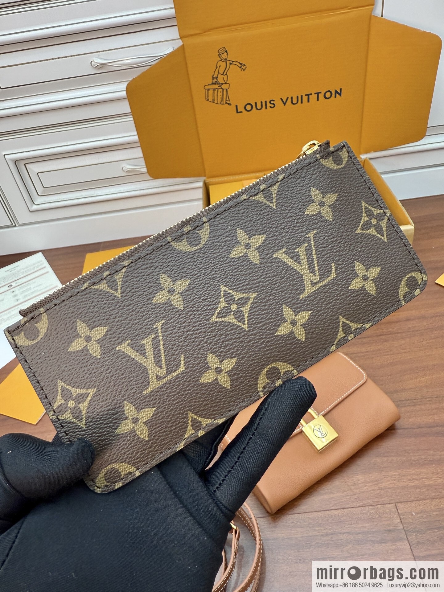 LV M12147 Wallet On Chain Low Key