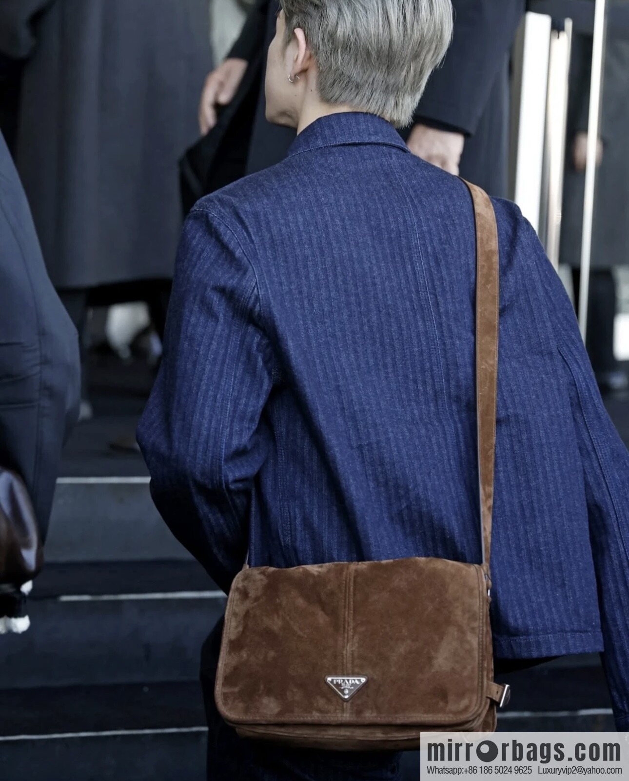 PRADA 🎉 new mailman bag 🎉 2VD073 suede🎉🎉