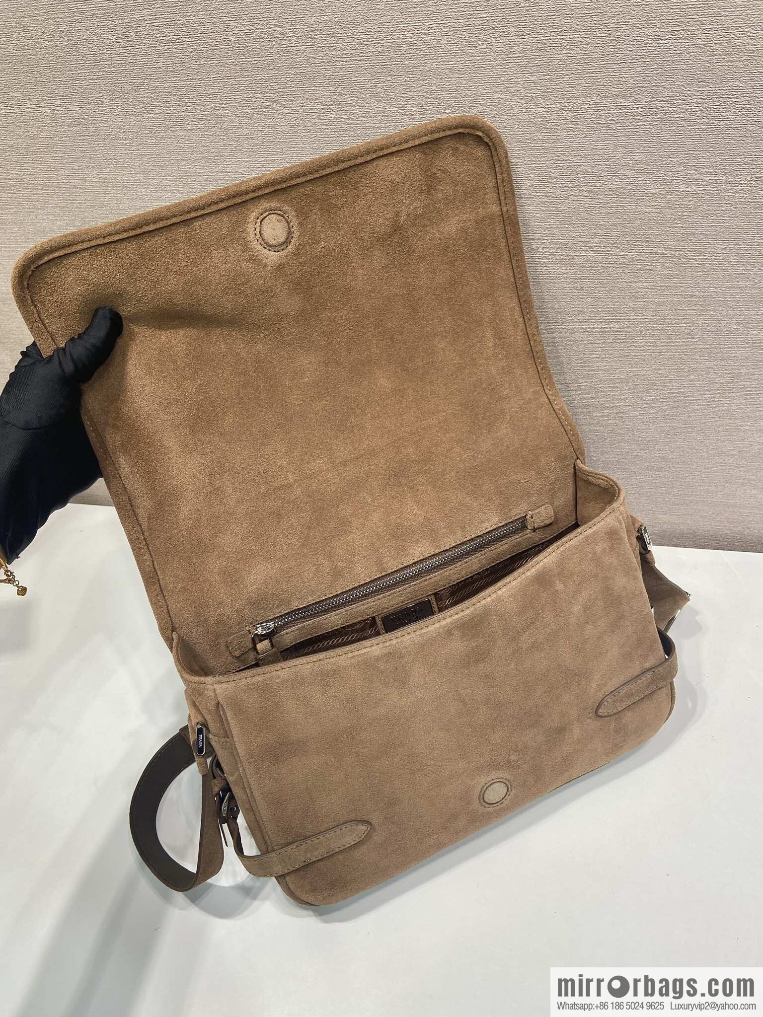 PRADA 🎉 new mailman bag 🎉 2VD073 suede🎉🎉