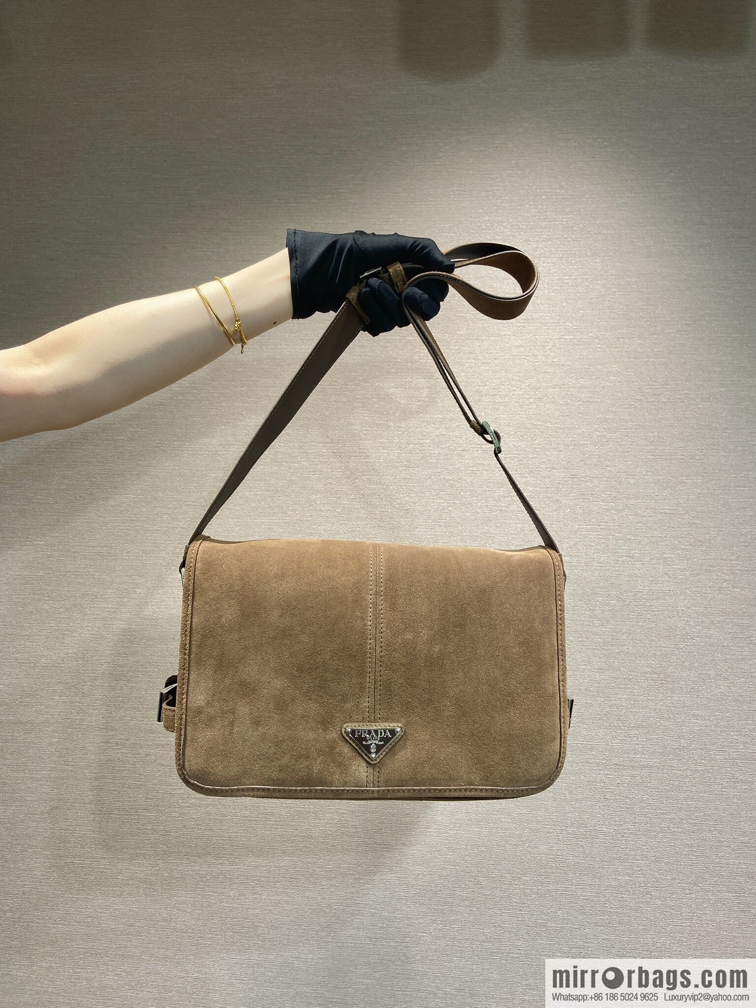 PRADA 🎉 new mailman bag 🎉 2VD073 suede🎉🎉