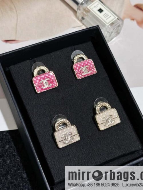 ❗️New ❗️ Chanel stud earrings ☀️ new ☑️ Chanel c1 double c diamond bag 👜 stud earrings ☀️