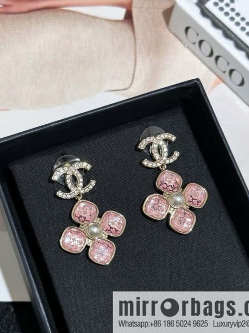 ❗️New ❗️ Chanel stud earrings ☀️ new ☑️ Chanel C2 double c pink four-leaf clover stud earrings ☀️