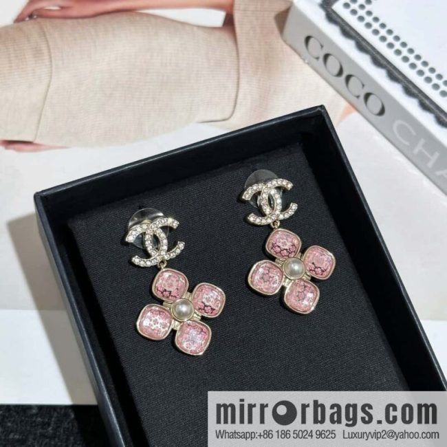 ❗️New ❗️ Chanel stud earrings ☀️ new ☑️ Chanel C2 double c pink four-leaf clover stud earrings ☀️