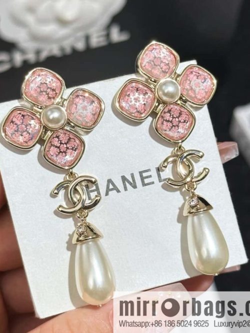 ❗️New ❗️ Chanel stud earrings ☀️ new ☑️ Chanel C3 double c pink four-leaf clover stud earrings ☀️