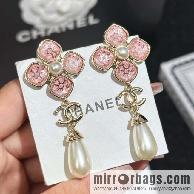 ❗️New ❗️ Chanel stud earrings ☀️ new ☑️ Chanel C3 double c pink four-leaf clover stud earrings ☀️