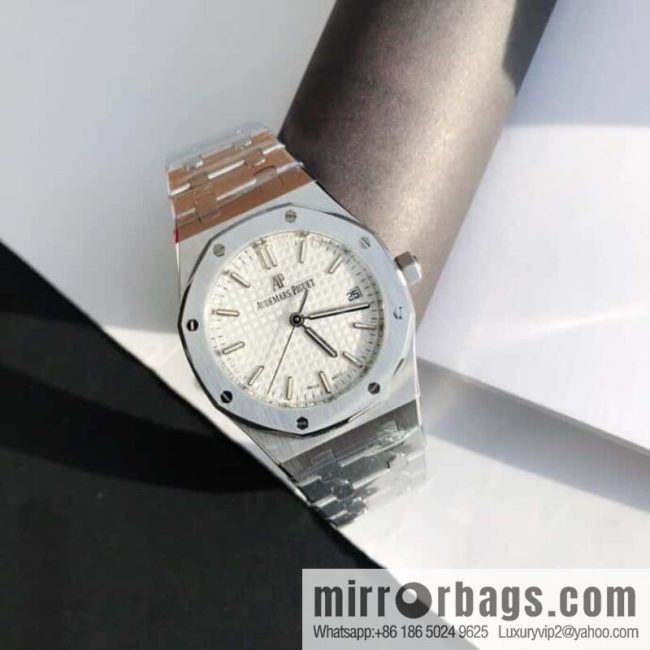 The most awesome \"Steel King\" women\'s Audemars Piguet \"Royal Oak original Calibre5800 model movement size 34mm ultra-thin mechanical watch