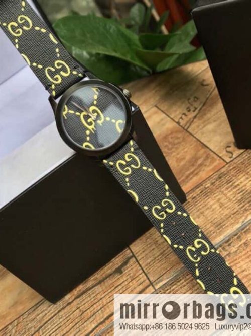 The latest Gucci GUCCI model is shipped. With a three-dimensional Gucci logo and a black PVD pin clasp, the Rhonda quartz movement watch features a brushed and polished black PVD case.